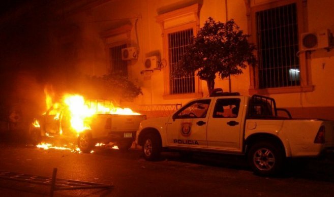 Incendios y protestas en Paraguay