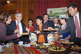 Congresistas degustando