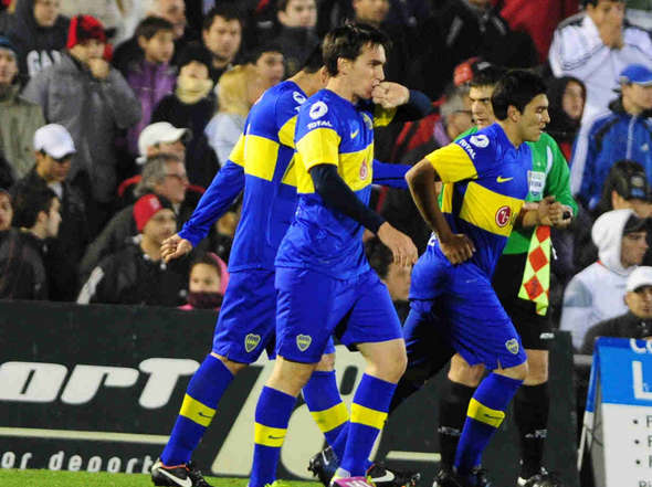Mouche y sus compañeros celebran el gol de Boca  Juniors sobre River Plate