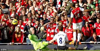 Walcott celebra uno de los goles del Arsenal