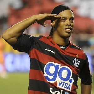 Ronaldinho colaboró en la clasificación del Flamengo