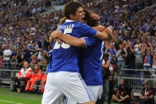 Huntelaar clasificó a los octavos de final al Schalke 04 con sus tres goles