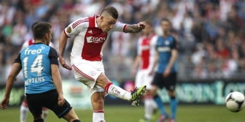Ajax derrotó 2-0 al PSV Eindhoven y sigue cerca del AZ
