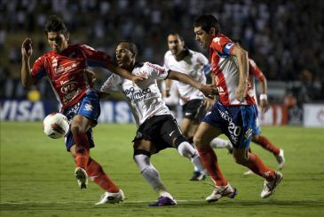 Corinthians de Brasil superó con cierta facilidad al Nacional de Paraguay