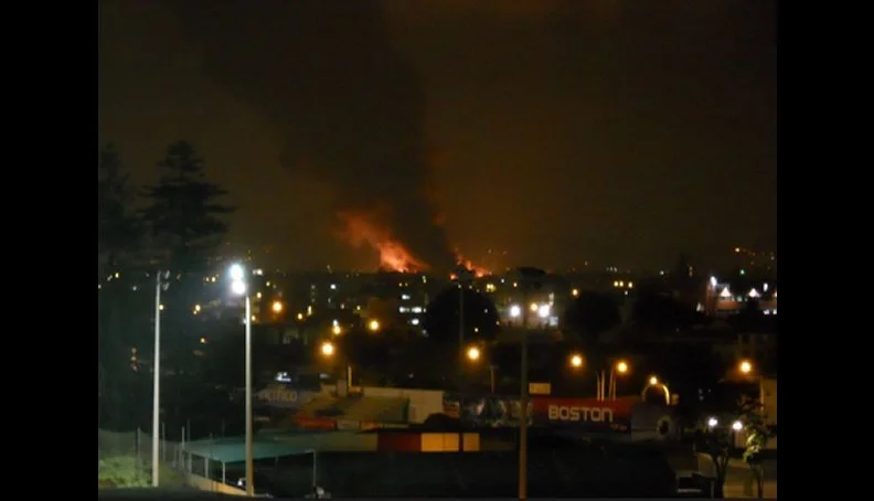 Las llamas amenazaron con llegar a un grifo (Foto:@emiliosalcedot)