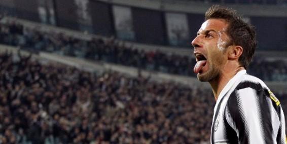 Del Piero celebra con el público de la JUVE su gol