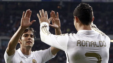 Kaká celebra con Cristiano Ronaldo uno de los goles del Real Madrid