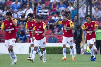 Morelia se afianzó como líder del fútbol mexicano al golear 3-0 al Querétaro