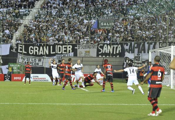 Desde un tiro de esquina nació el gol de Orteman. Olimpia derrotó 3-2 a Flamengo