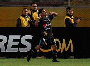 Alustiza celebra el primer gol del Deportivo Quito