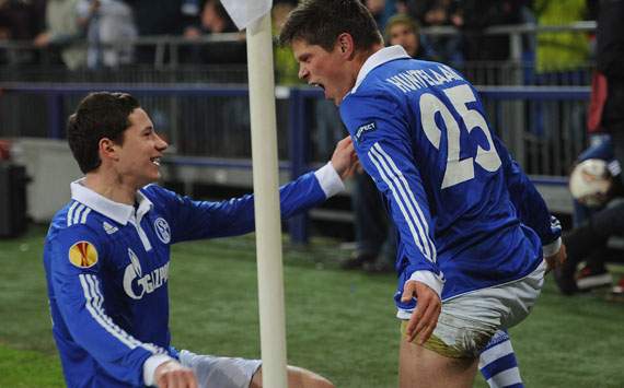 Schalke 04 clasificó con hat-trick de Huntelaar