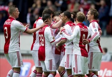 Ajax es líder de la Eredivisie con seis puntos de diferencia