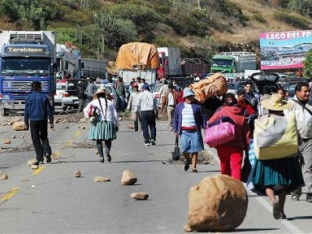 Mineros amenazan con más bloqueos