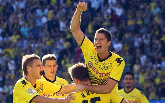 Lewandowski celebra uno de sus goles. Borussia Dortmund sigue liderando la Bundesliga