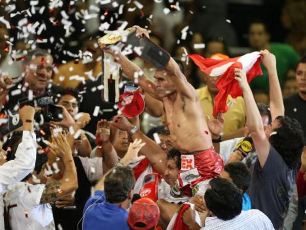 Alberto Rossel celebra su título mundial de box en la categoría minimosca