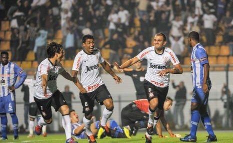 Corinthians goleó 3-0 al Emelec y ya está en la siguiente etapa de la Copa Libertadores