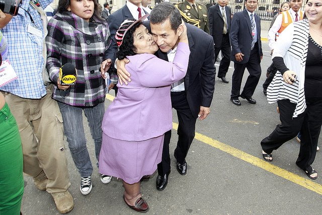 Ollanta Humala se fotografió con niños e incluso abrazó y besó a ciudadanas