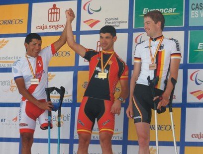 El ciclista peruano Israel Hilario celebra su segundo lugar en el Mundial Paraolímpico