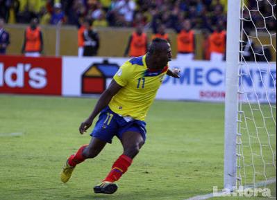 Cristián Benítez anotó el único gol del triunfo ecuatoriano sobre Colombia