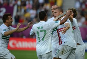 Portugal celebra uno de los goles con lo que logró derrotar 3-2 a Dinamarca