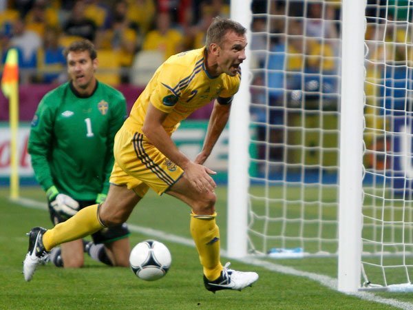 Shevchenko marcó los dos goles con los que Ucrania derrotó 2-1 a Suecia