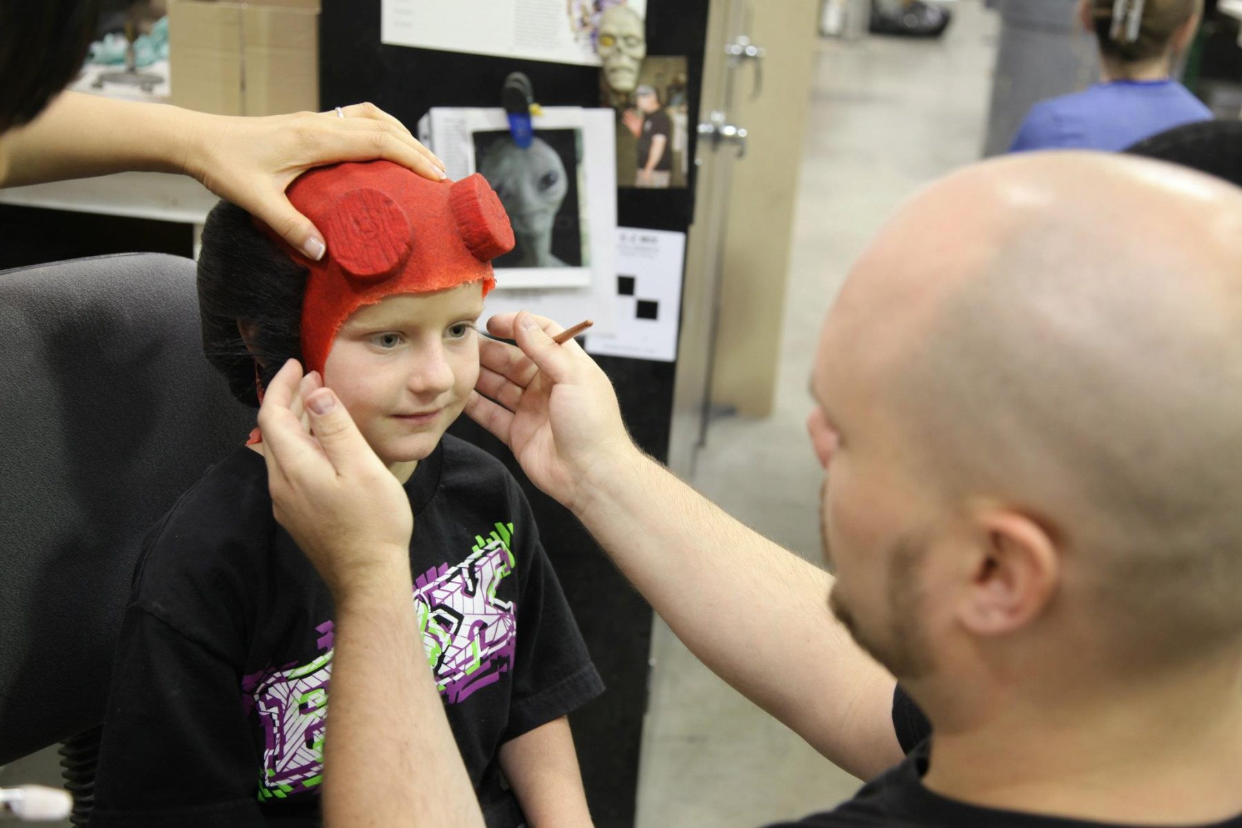 Zachary, maquillado como Hellboy