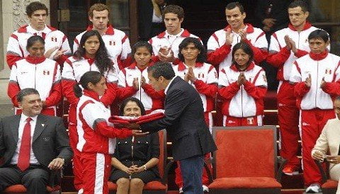 Gladys Tejada recibe de manos del presidente Ollanta Humala la bandera peruana