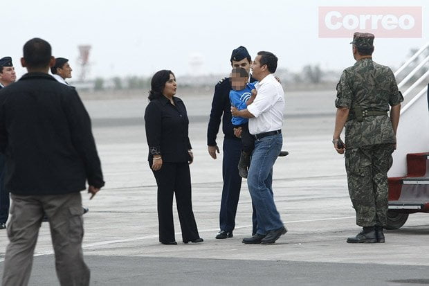 El presidente Ollanta Humala carga a un niño pionerito