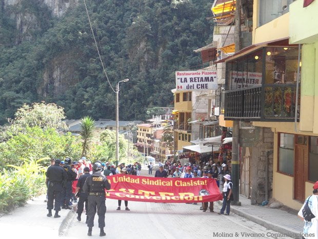 Manifestantes del Sutep en Aguas Calientes / Molina & Vivanco Comunicaciones