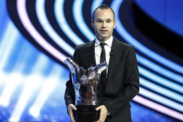 Andrés Iniesta, posa con el trofeo de mejor futbolista europeo de la temporada 2011-2012