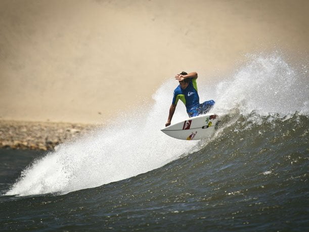 El surfista peruano Cristóbal de Col registró el récord Guinness al realizar la mayor cantidad de maniobras en una sola ola