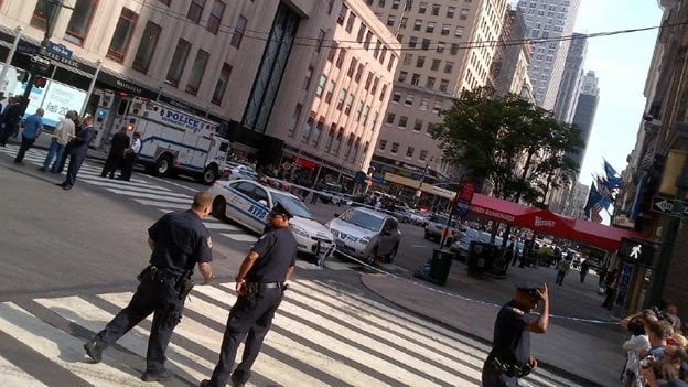 La policía cerró varias calles aledañas al edificio (Rose Arce/CNN).