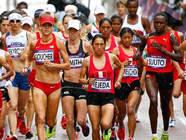 Inés Melchor y Gladys Tejeda en carrera