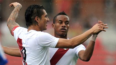 Perú venció a Costa Rica con gol de André Carrillo. Luis Ramírez fue expulsado.