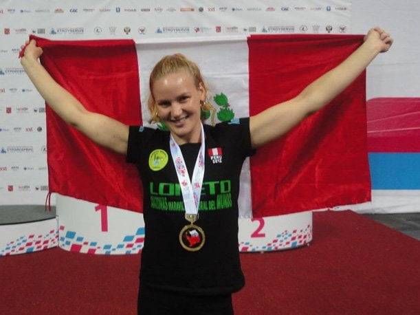 Valentina Shevchenko celebró nuevamente con la bandera nacional su noveno título mundial de Muay Thai