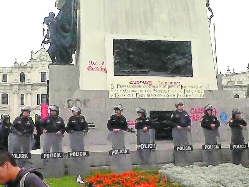 Pintas en el monumento a San Martín