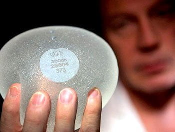 La venta de implantes pectorales masculinos aumentó un 25%