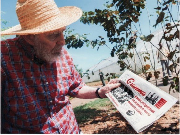 Fidel Castro con una publicación reciente del Diario Granma