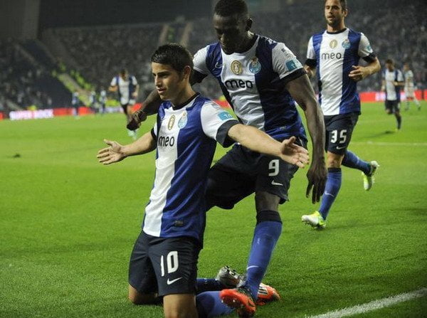 Porto consiguió la punta del campeonato portugués al derrotar 2-0 al elenco del peruano André Carrillo, Sporting de Lisboa