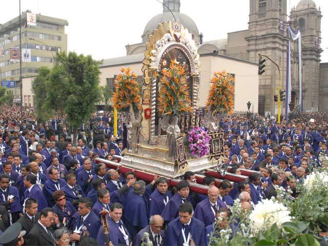 Señor de los Milagros recorre Lima en Semana Santa