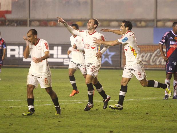 La “U” goleó por 3-0 al Gálvez y entró en posiciones por obtener un cupo a la Copa Sudamericana