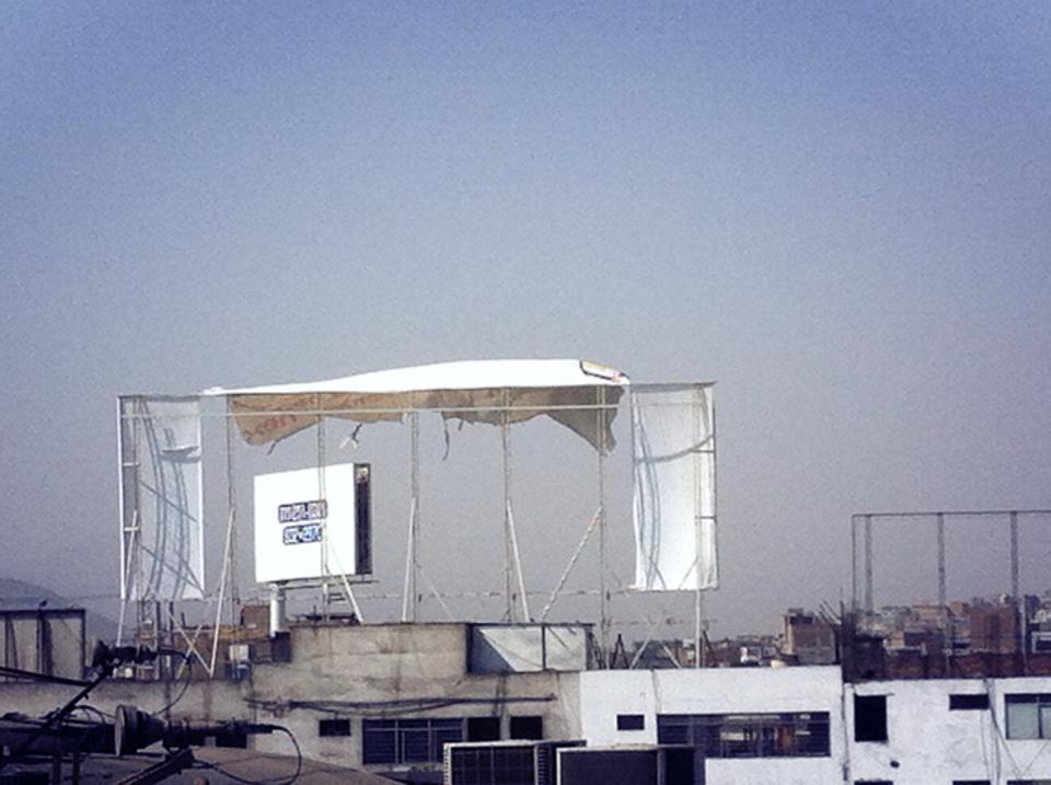 Un cartel publicitario es arrancado por el viento en Lima (@antoniomanco)