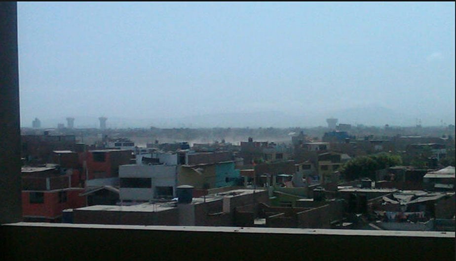 En algunas zonas del distrito de Los Olivos se generan nubes de polvo. (Foto: @chefpassoni)