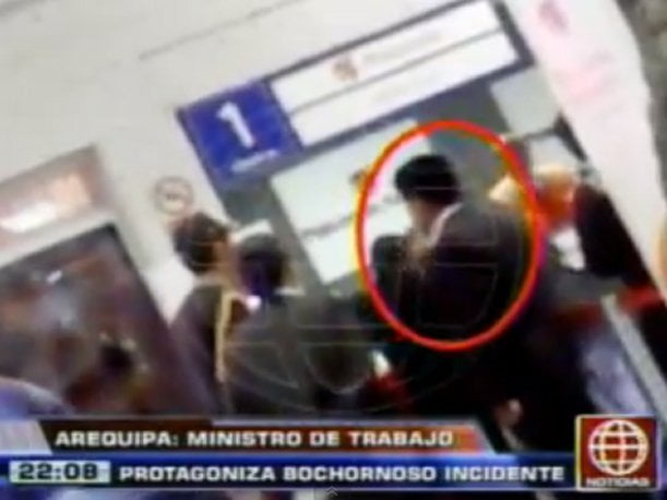 Ministro de Trabajo protagoniza bochornoso incidente en aeropuerto de Arequipa