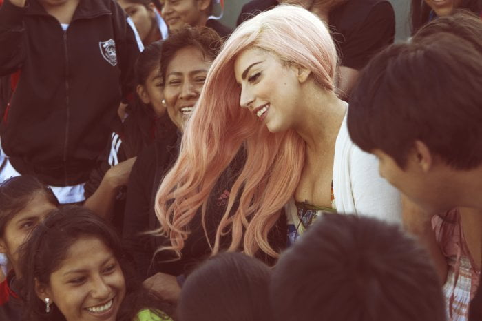 Lady Gaga en Ventanilla (littlemonsters.com)