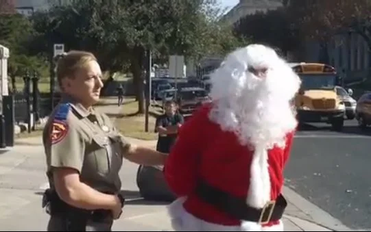 Policías se llevan a hombre vestido de Papá Noel en Texas