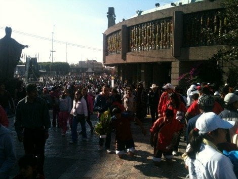 Fieles en Santuario de Guadalupe (Milenio)