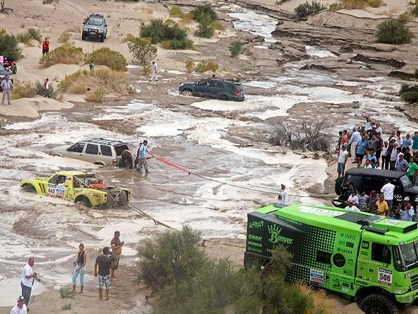 Organización del Dakar terminó antes de tiempo la competencia para autos y camiones en la etapa de hoy, debido a las creciente de los ríos.