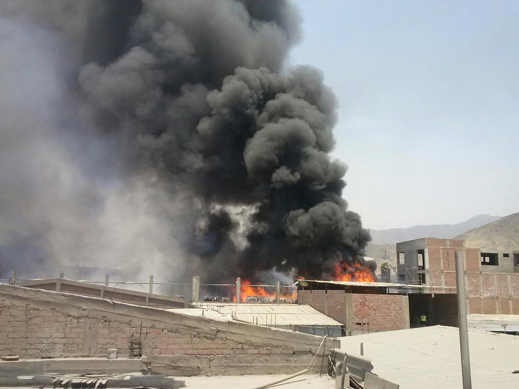 Incendio en San Juan de Lurigancho (Cortesía @luisyazid)