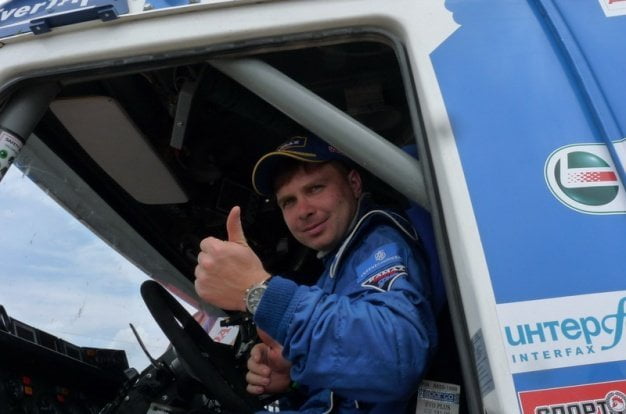 El ruso Eduard Nikolaev celebra su primer título de Rally Dakar tras ganar la categoría camiones